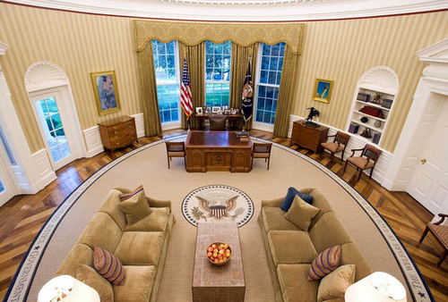 Ледь не зірвав Трампу брифінг: у Білому домі чоловік знепритомнів у прямому ефірі Ледь не зірвав Трампу брифінг: у Білому домі чоловік знепритомнів у прямому ефірі